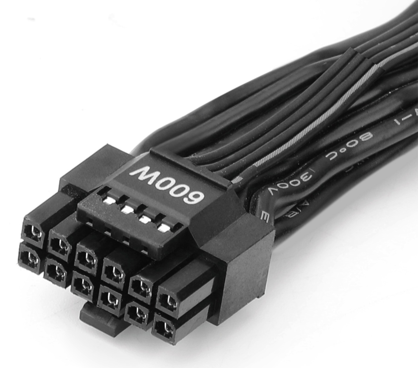 Czarny kabel zasilający do komputera ze złączami. Kabel jest oznaczony jako 'M009' i '80°C 300V'.