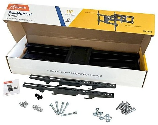 Otwarta skrzynka zestawu montażowego TV. Zawiera uchwyt, wsporniki, śruby i osprzęt. Marka Vogel's, czarne elementy, białe pudełko z żółtymi akcentami.