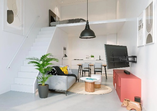 Nowoczesny salon z łóżkiem na antresoli, schodami, sofą, telewizorem i czerwoną szafką. Roślina i dywan na podłodze, lampa zwisa z sufitu.