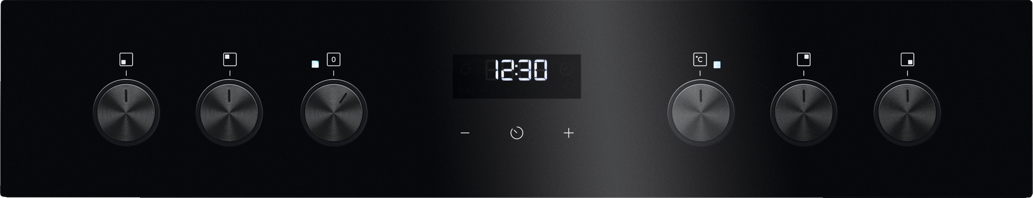 Schwarzes Bedienfeld des Backofens mit Knöpfen und einer Digitaluhr mit der Anzeige 12:30. Knöpfe haben Symbole darüber.