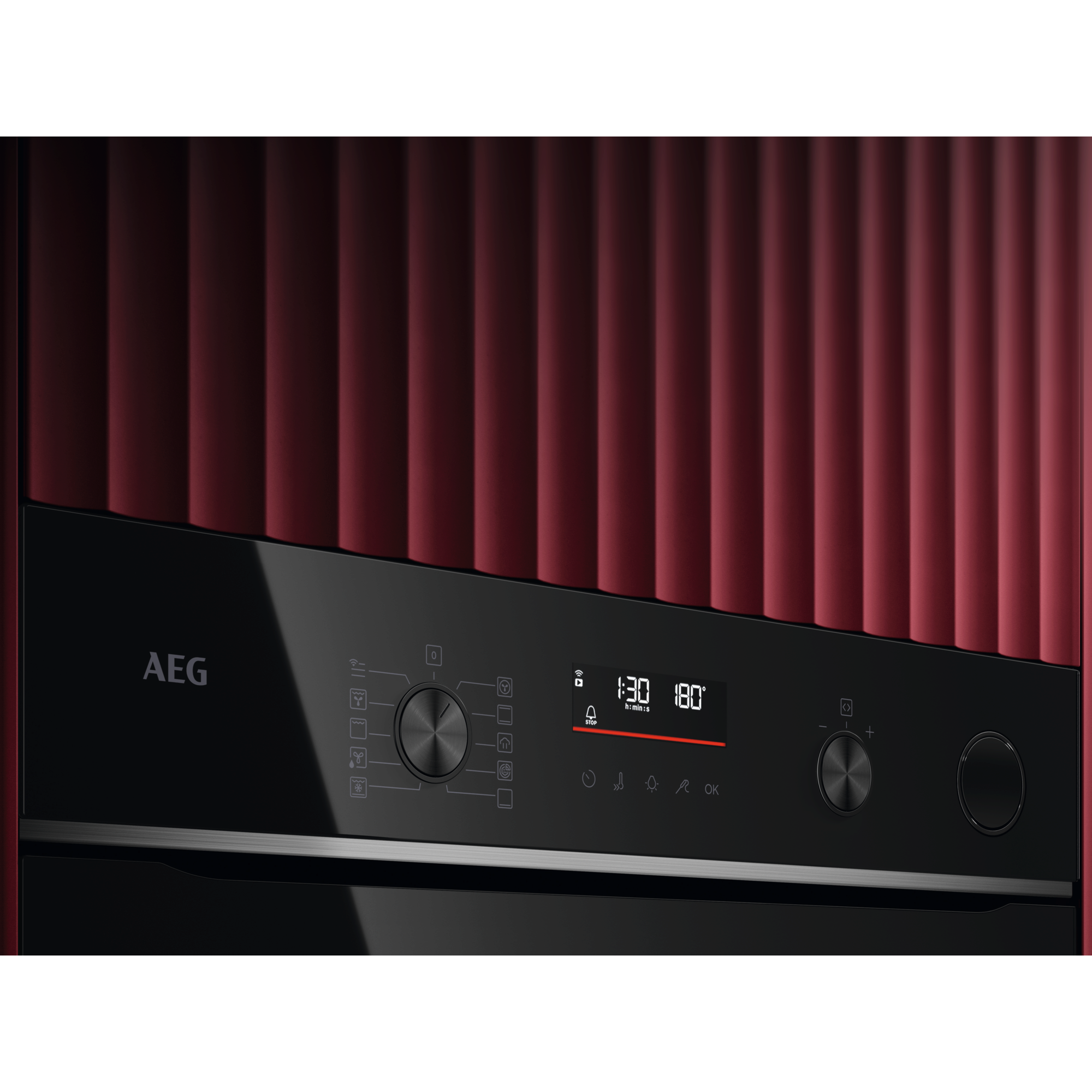 Nahaufnahme eines schwarzen AEG-Ofens mit digitaler Anzeige, die 1:30 und 180 Grad anzeigt. Roter strukturierter Hintergrund.