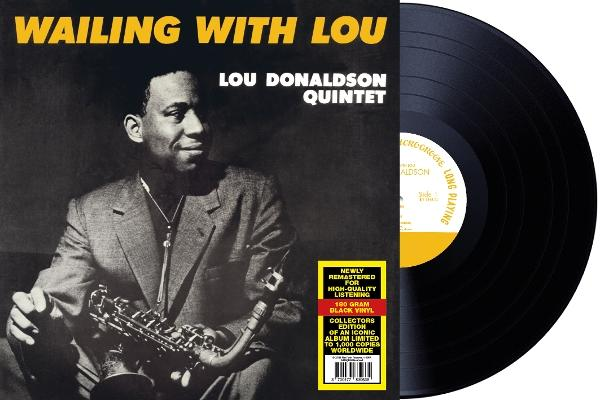 Albumcover von 'Wailing With Lou' von Lou Donaldson Quintet. Zeigt Donaldson mit Saxophon und einer Schallplatte.