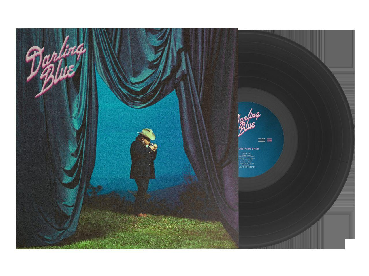 Ein Mann mit Hut zündet eine Zigarette an. Das Albumcover zeigt den Titel 'Darling Blue' und eine Schallplatte. Im Hintergrund ist ein Vorhang zu sehen.