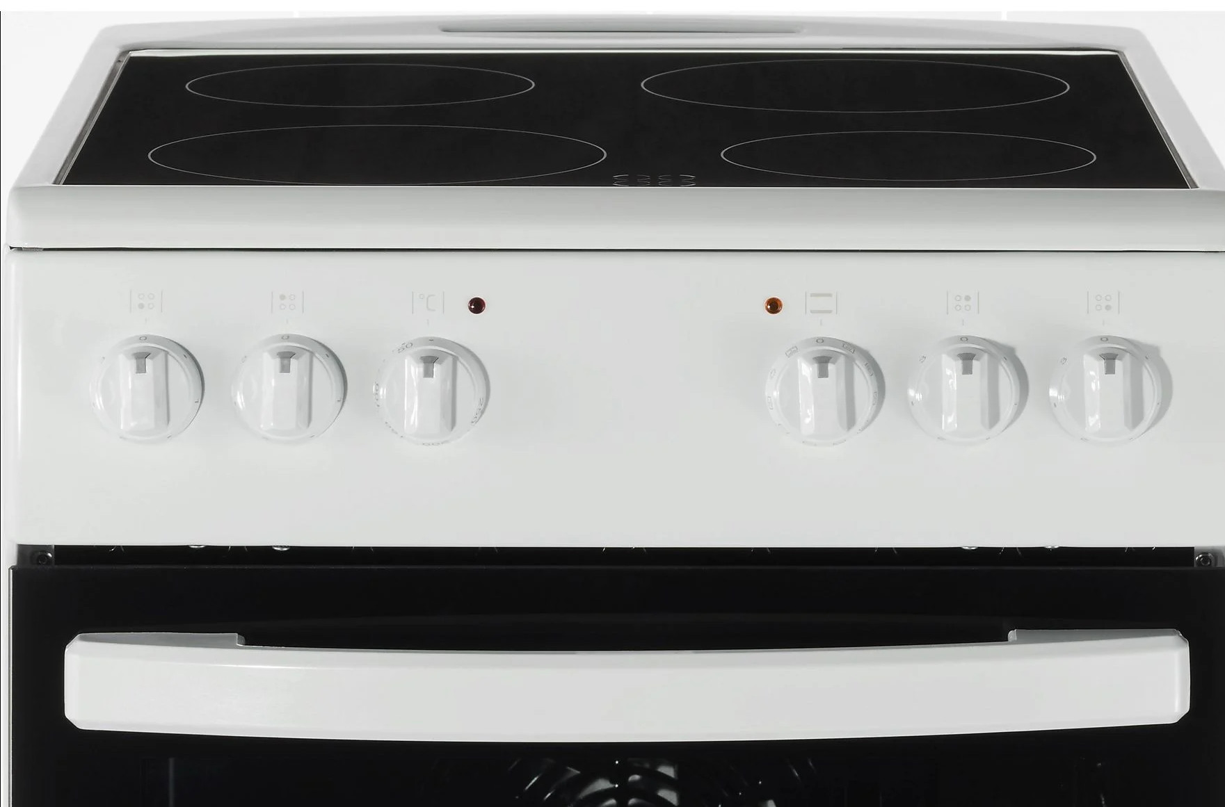 Biała kuchenka elektryczna ma czarną szklaną płytę grzewczą z czterema palnikami. Ma pokrętła i czarne drzwi piekarnika z białym uchwytem.