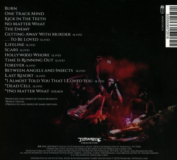 Albumcover mit Titelliste und Bandmitgliedern, die auf der Bühne Instrumente spielen. Der Hintergrund ist dunkel mit roter Beleuchtung.