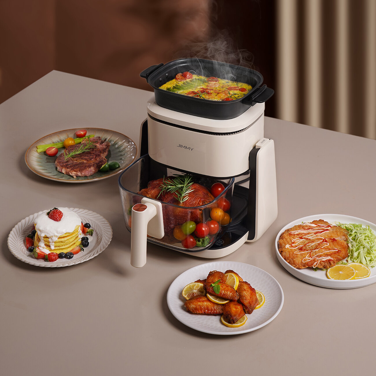 Robot kuchenny z gotowymi daniami: stek, naleśniki, skrzydełka z kurczaka, smażony kurczak i omlet. Para unosi się w górę.