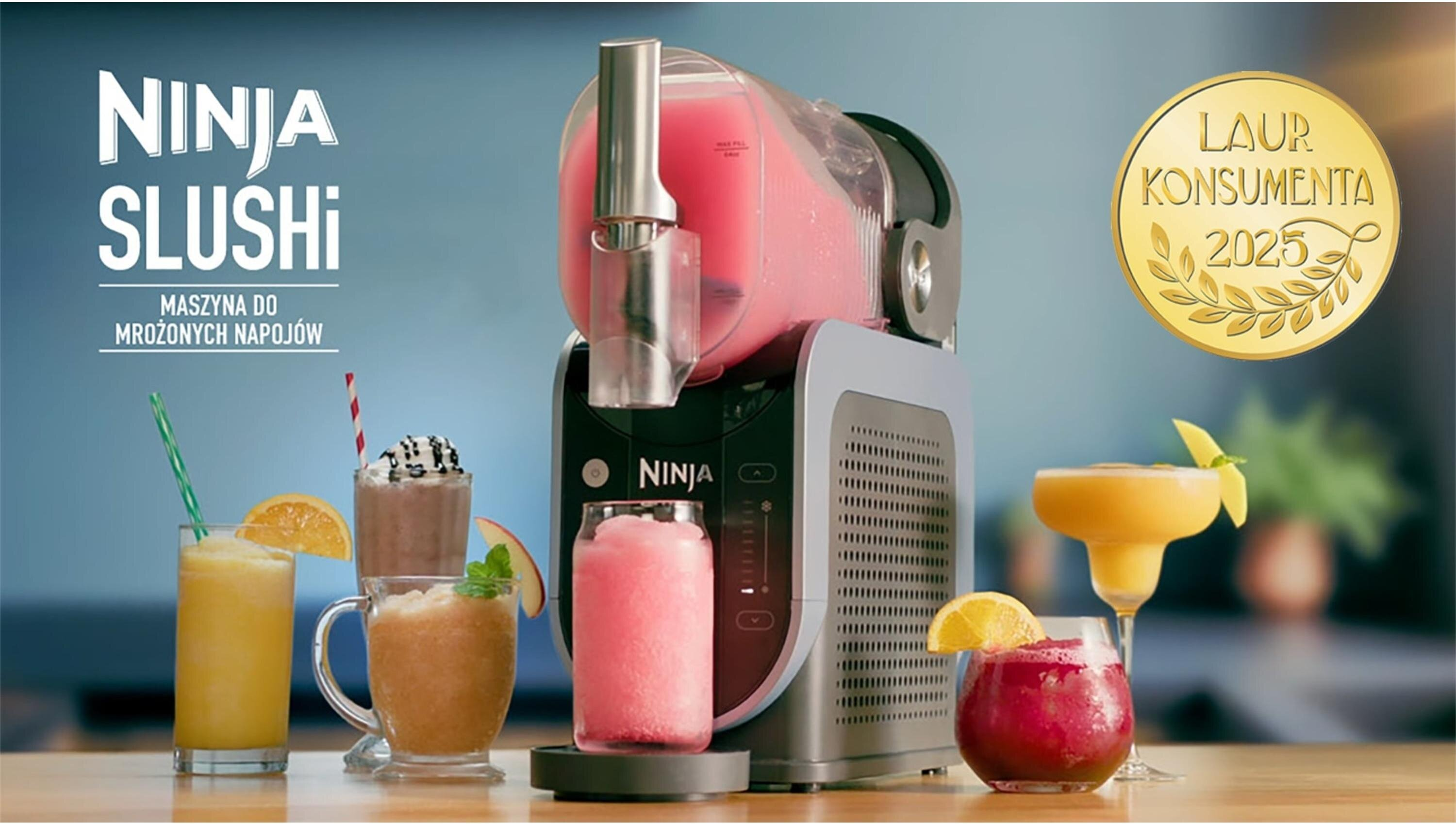 Maszyna Ninja Slushi z kolorowymi napojami i złotą nagrodą. Widoczne są różne mrożone napoje i dekoracje owocowe.