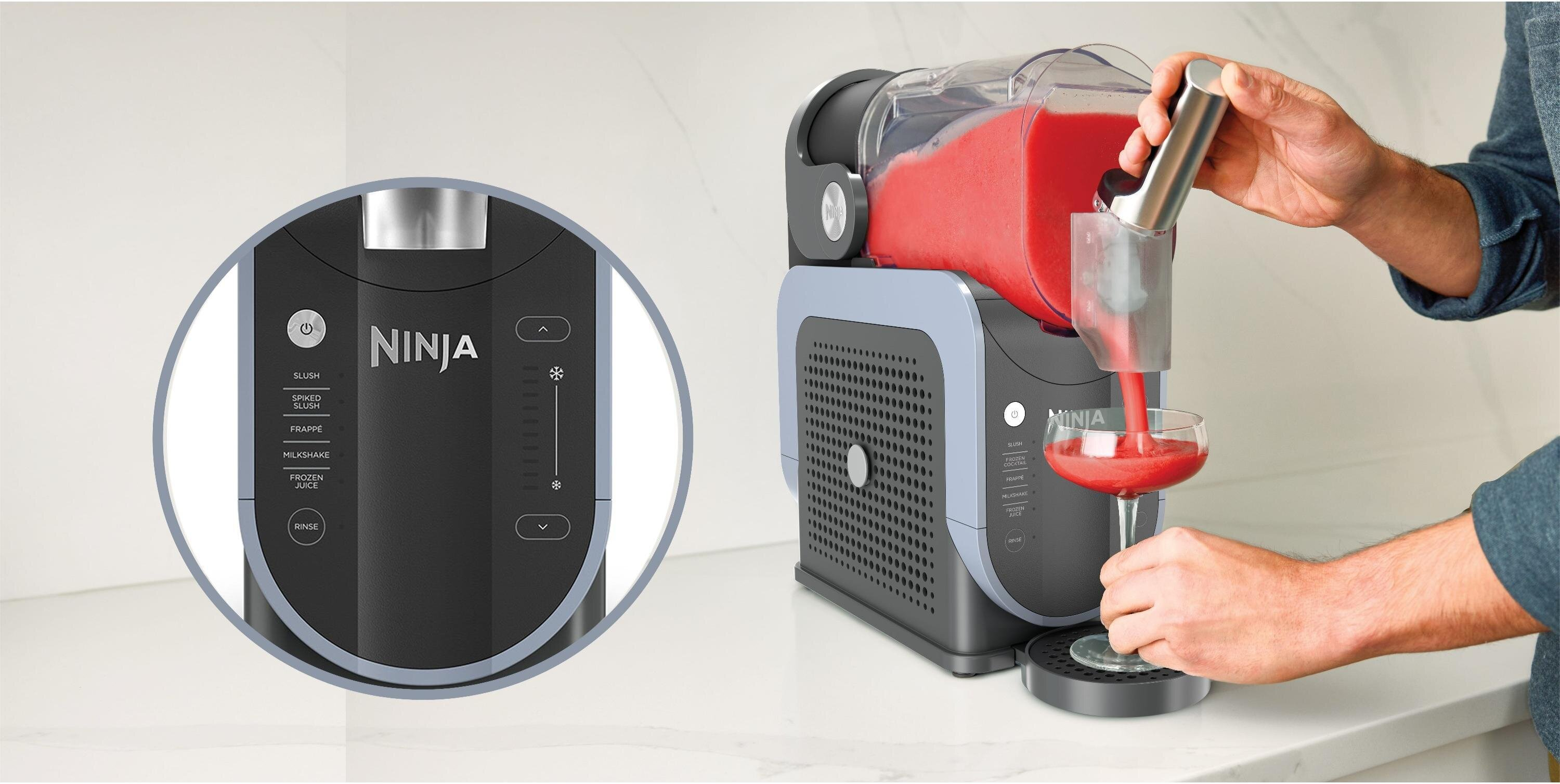 Maszyna do mrożonych napojów Ninja wylewająca czerwony płyn do szklanki. Z bliska panelu sterowania i ręki.