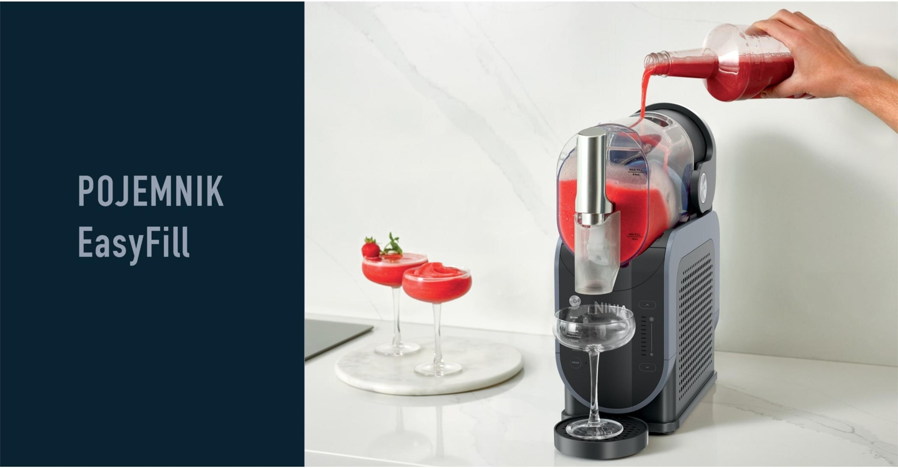 Maszyna nalewa czerwony płyn. Dwa koktajle z truskawkami stoją na białej powierzchni. Maszyna ma szklankę.