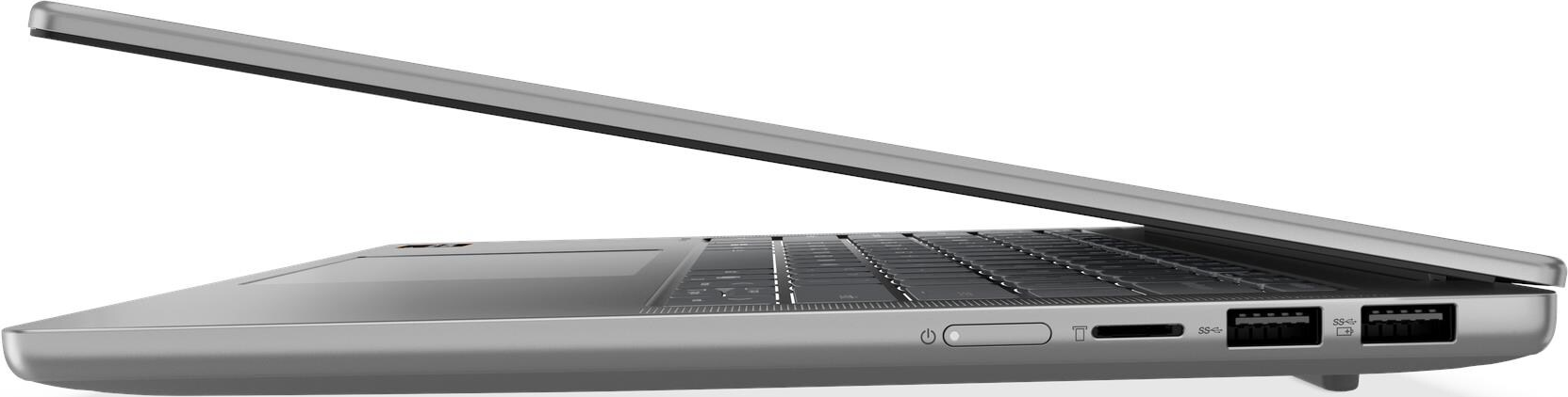 Ein silberner Laptop ist leicht geöffnet. Tastatur und Anschlüsse sind sichtbar. Weißer Hintergrund.