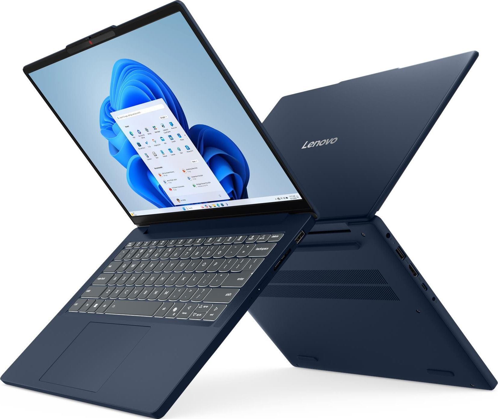 Ein blauer Lenovo-Laptop ist geöffnet und zeigt die Windows 11-Oberfläche an. Die Tastatur ist sichtbar. Die Rückseite des Laptops ist ebenfalls geöffnet.