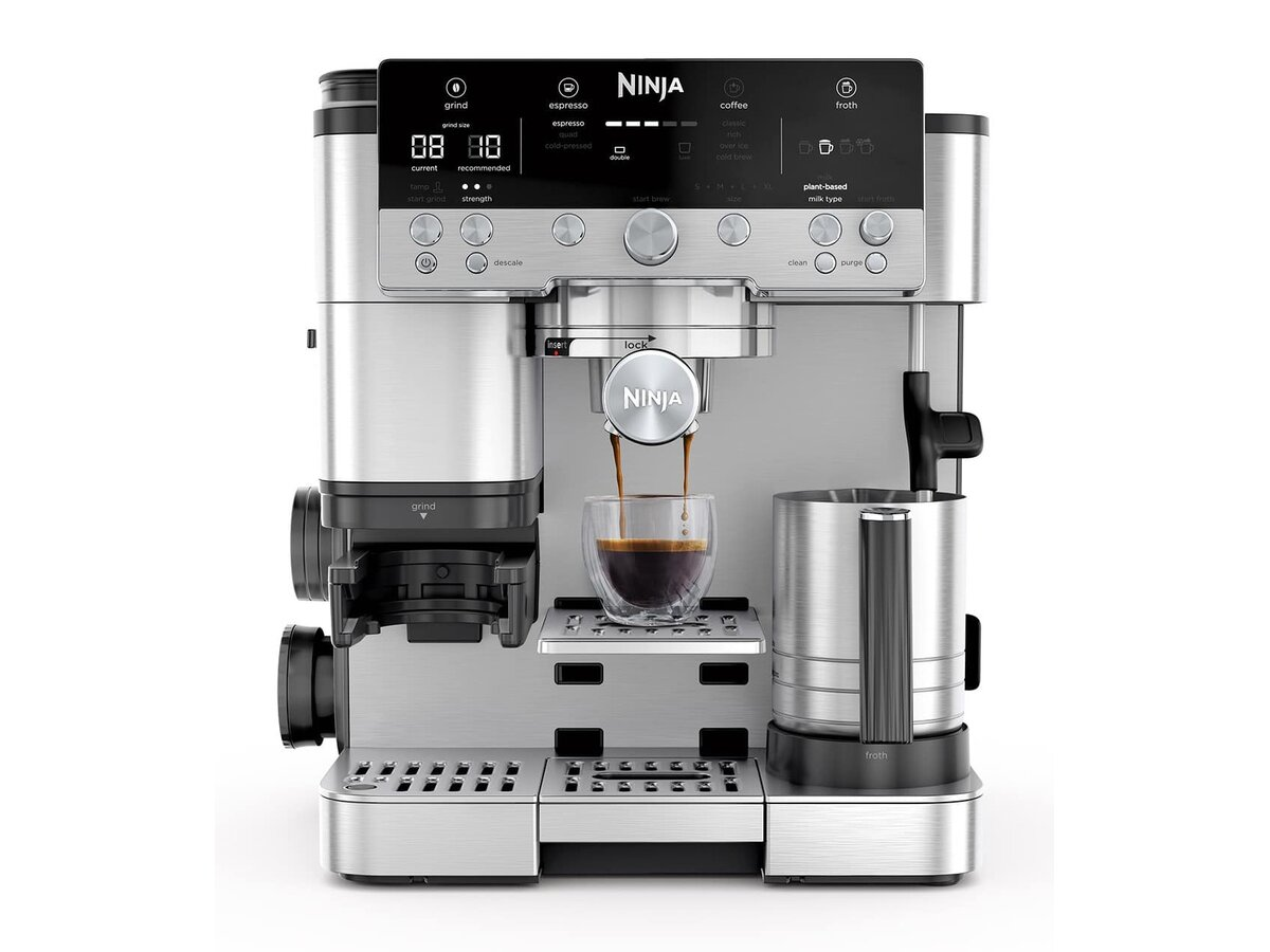 Srebrny ekspres do kawy Ninja zaparza espresso do szklanki. Posiada wyświetlacze cyfrowe i przyciski do różnych rodzajów kawy.