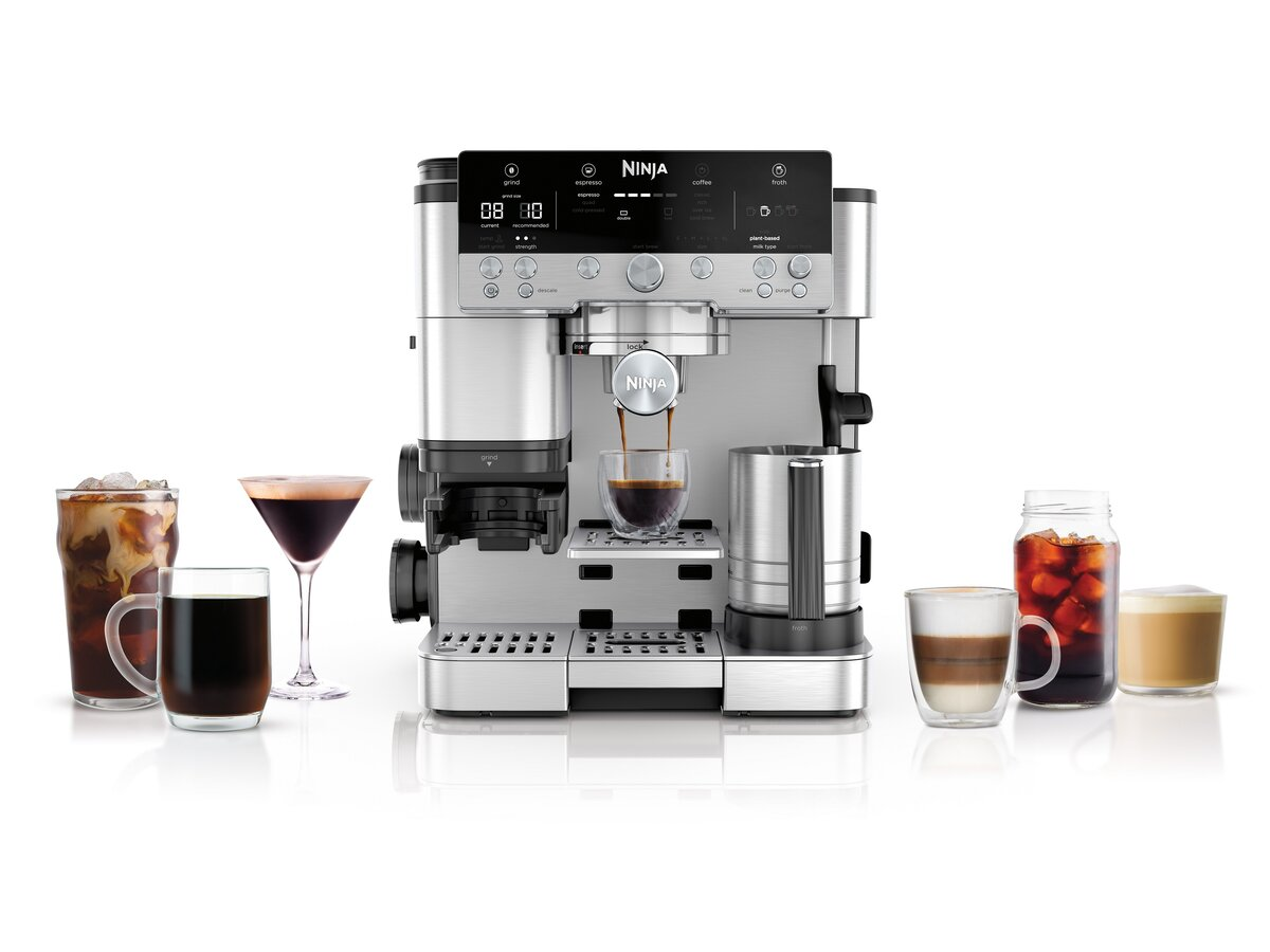 Ekspres do kawy Ninja z różnymi napojami kawowymi, w tym kawą mrożoną, espresso i latte. Maszyna jest srebrna z czarnymi akcentami.