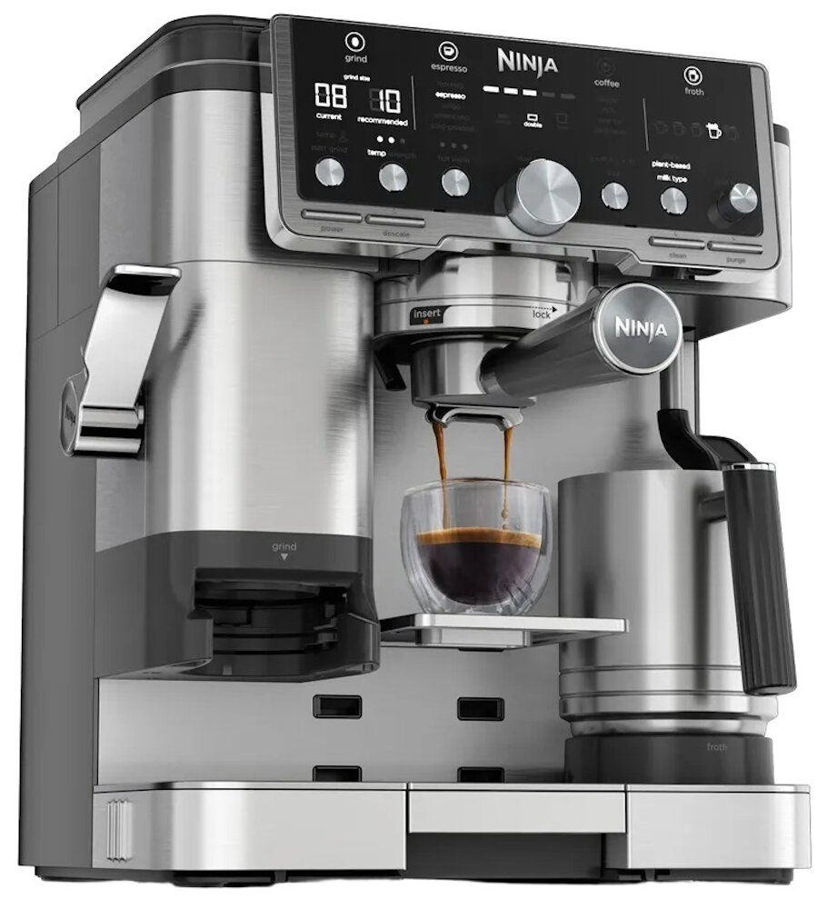 Ekspres do kawy Ninja. Kawa jest parzona do przezroczystego szkła. Maszyna jest srebrna i czarna z cyfrowym wyświetlaczem.