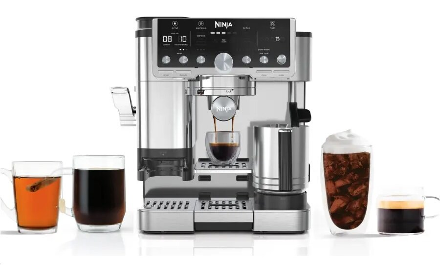 Ekspres do kawy Ninja z różnymi napojami kawowymi. Wylewane espresso. Herbata i kawa po lewej. Kawa mrożona i espresso po prawej.