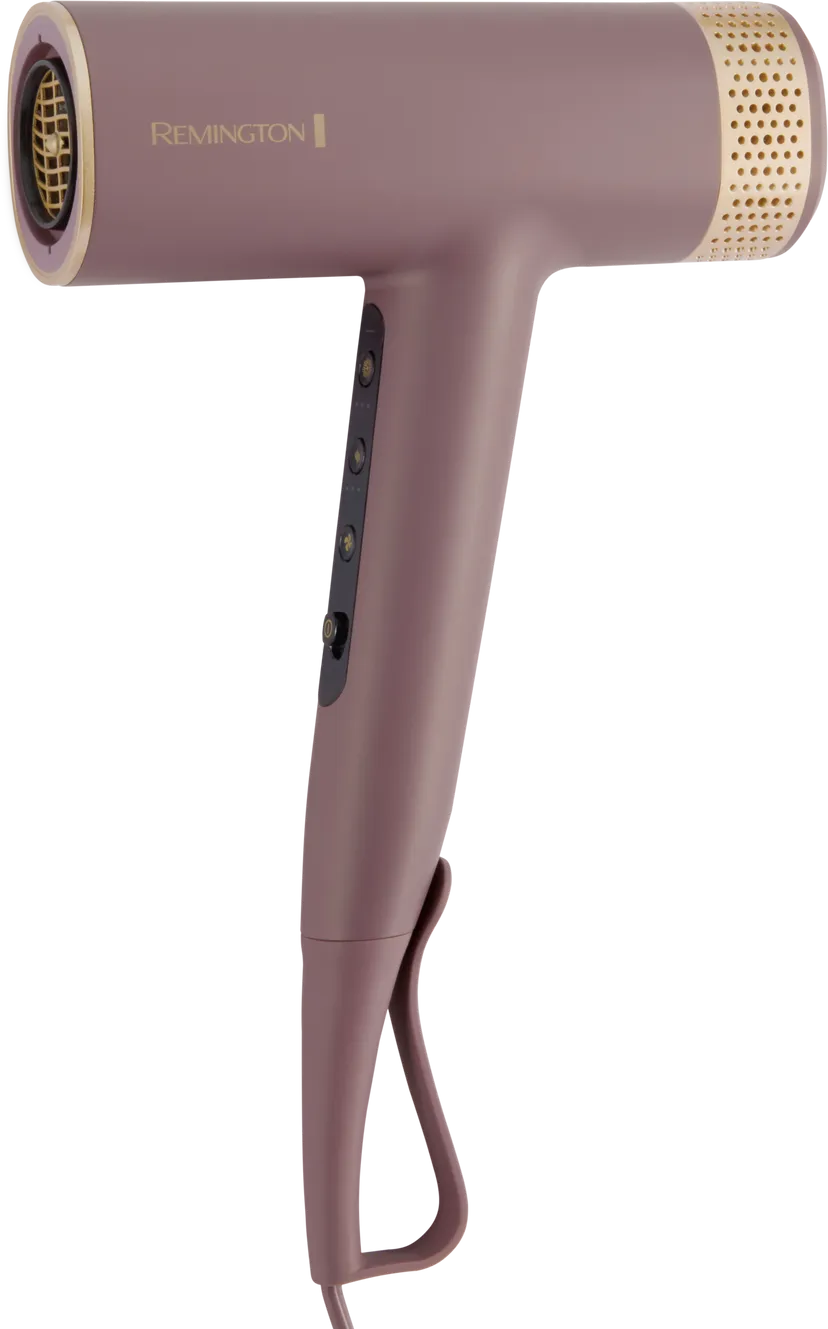Fioletowa suszarka do włosów Remington ze złotymi akcentami. Ma guziki na uchwycie i pętlę do zawieszania. Tło jest czarne.