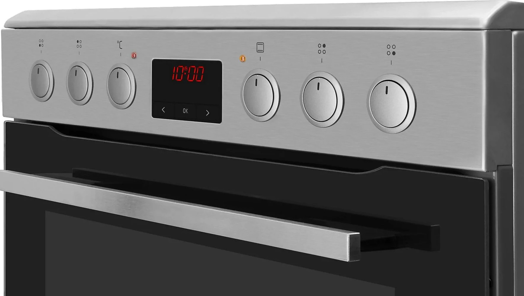 Srebrny piekarnik z pokrętłami, cyfrowy zegar pokazujący 10:00 i czarne szklane drzwi z uchwytem ze stali nierdzewnej.