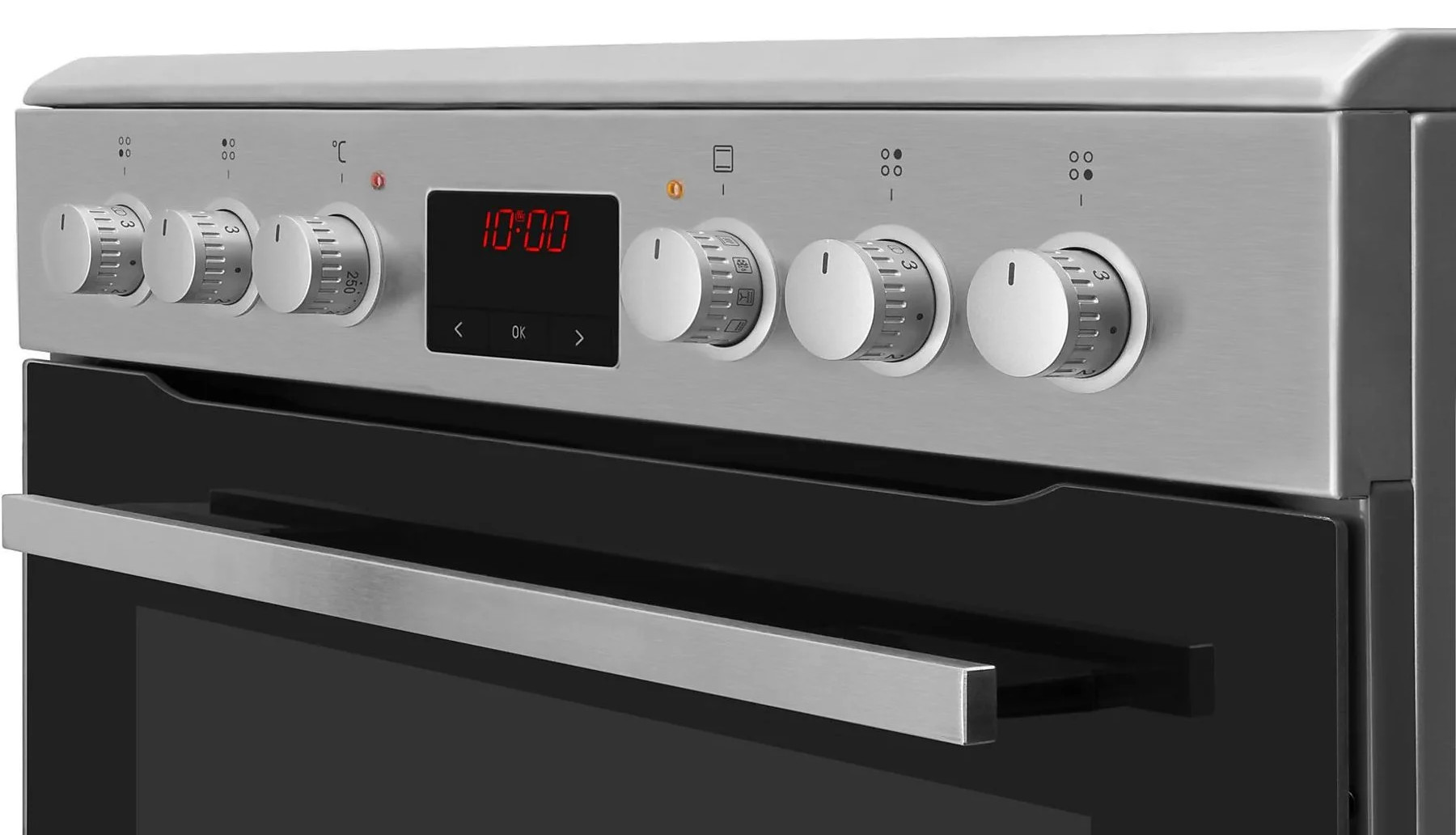 Zbliżenie panelu sterowania piekarnika ze stali nierdzewnej. Widoczne pokrętła, wyświetlacz cyfrowy pokazujący 10:00 i uchwyt drzwi piekarnika.