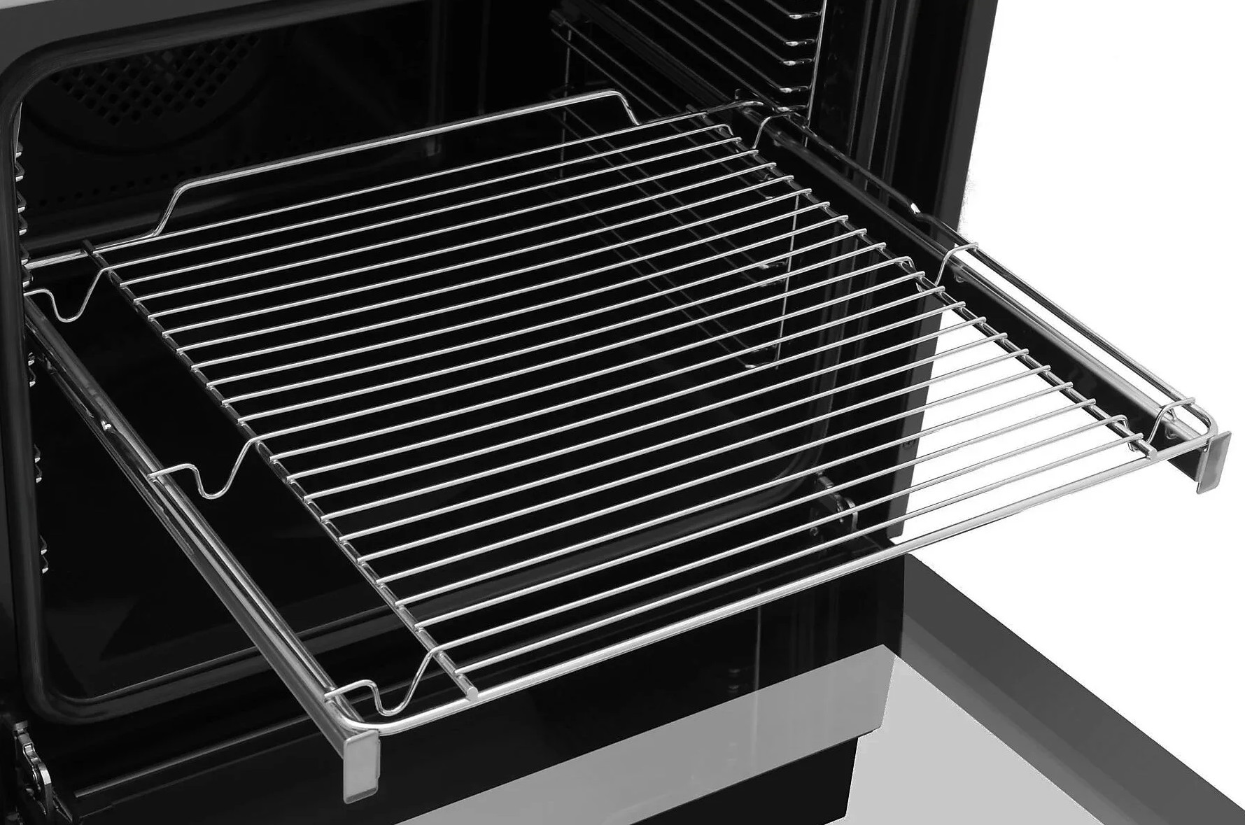 Otwarty piekarnik z wysuniętym chromowanym rusztem. Wnętrze jest czarne. Drzwi piekarnika są uchylone.