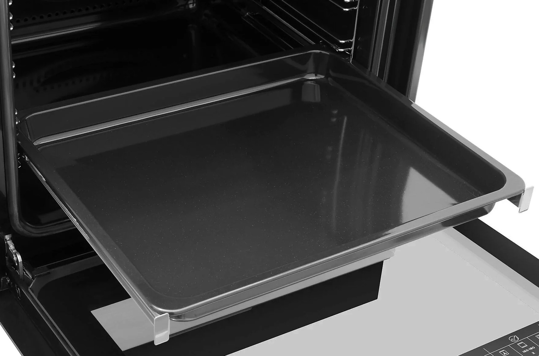 Piekarnik z czarną blachą do pieczenia częściowo wysuniętą. Wnętrze piekarnika jest czarne, a taca szara. Drzwi piekarnika otwarte.