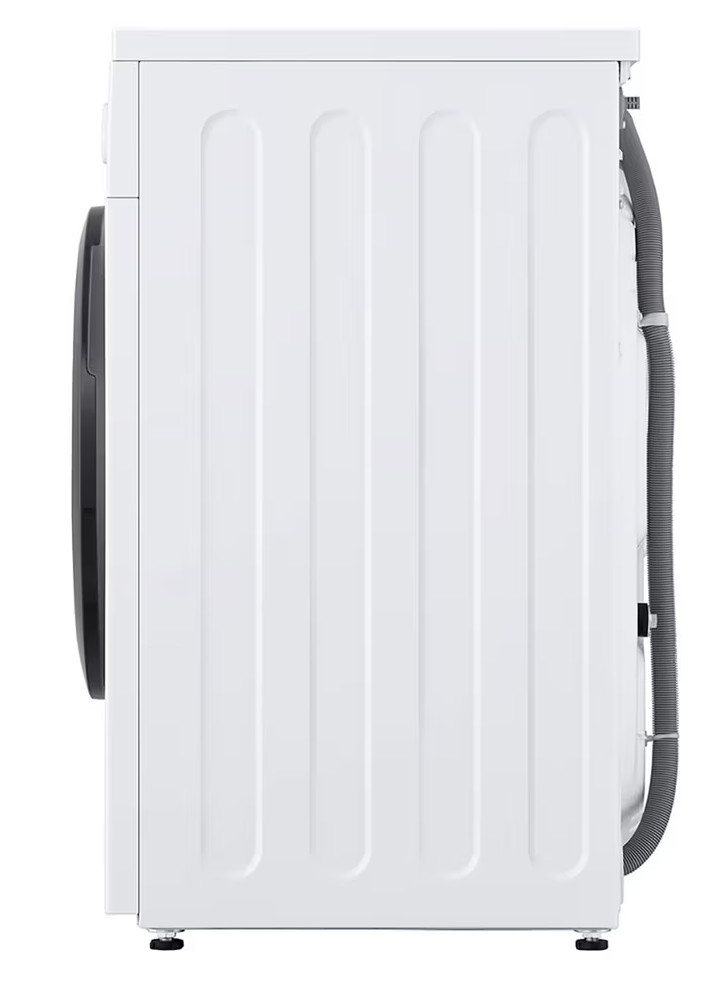 Widok z boku białej pralki. Posiada czarne drzwi i szary karbowany wąż. Maszyna stoi na małych nóżkach.