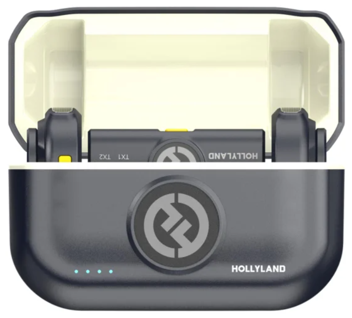 Otwarty czarny futerał z zestawem mikrofonów bezprzewodowych. Zawiera dwa mikrofony i etui ładujące z marką HOLLYLAND.