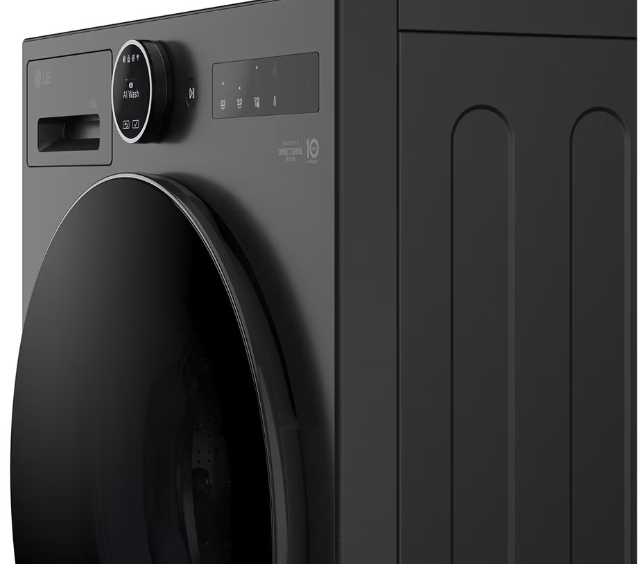 Zbliżenie czarnej pralki LG. Maszyna ma ciemne szklane drzwi, panel sterowania z przyciskami i pokrętłem.