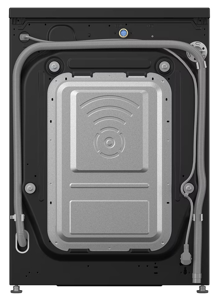 Tył czarnej pralki. Szary metalowy panel pośrodku. Szare węże i przewody są przymocowane do maszyny.