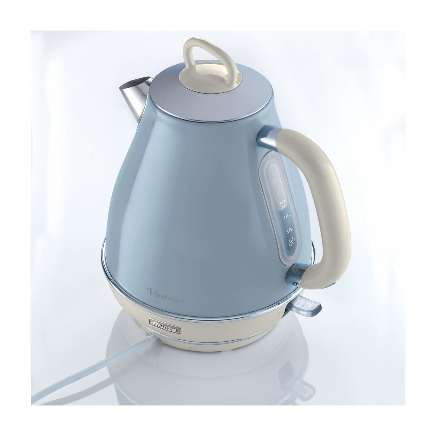Un bollitore elettrico vintage azzurro e crema su una superficie bianca. Ha un manico, un beccuccio e un cavo di alimentazione.