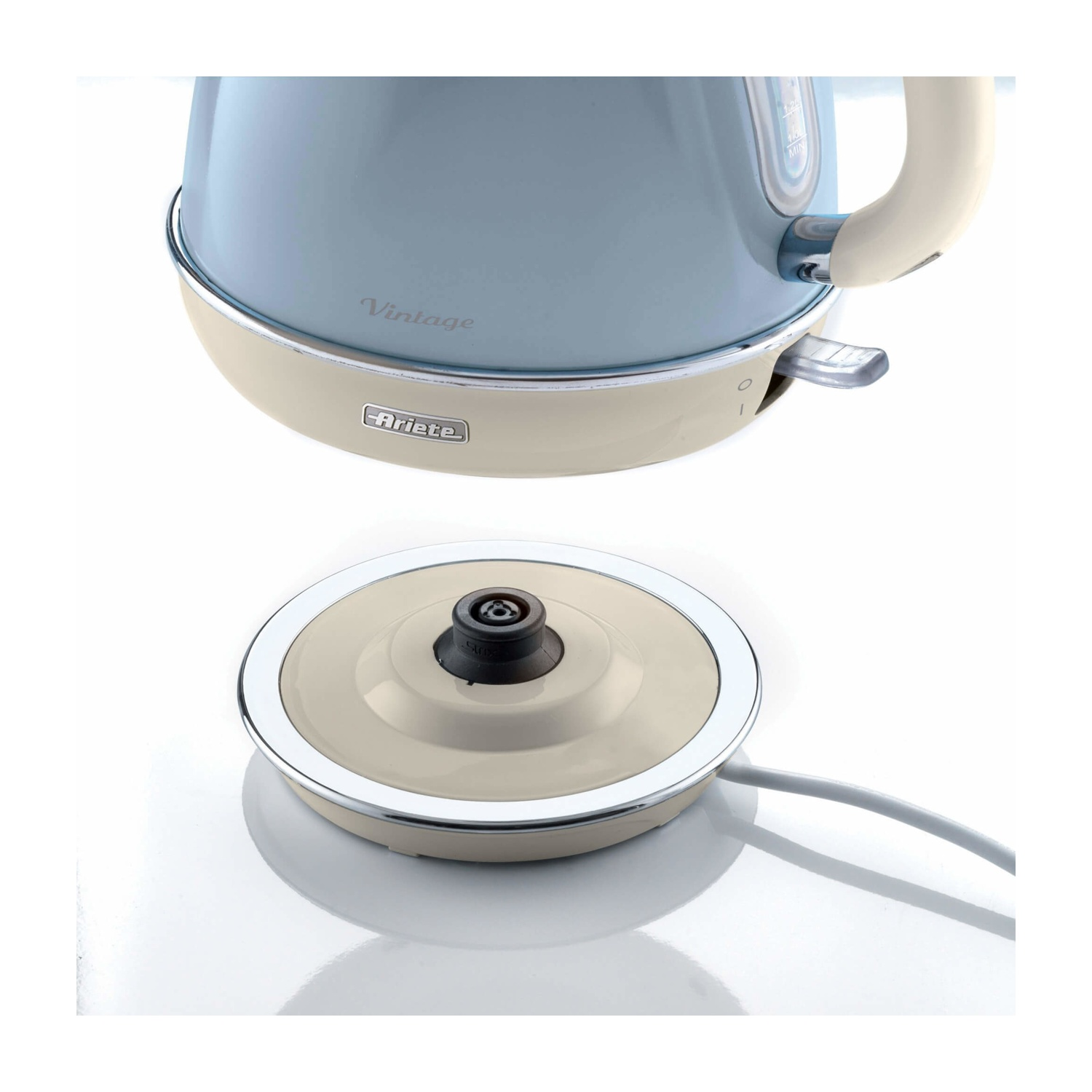Un bollitore elettrico vintage blu e crema con la sua base. Il bollitore ha una maniglia e un interruttore. La base ha un cavo di alimentazione.