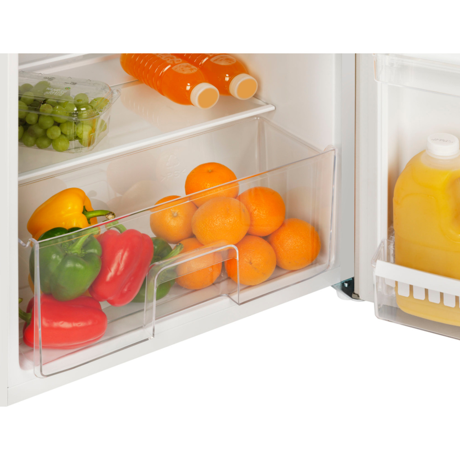 Intérieur du réfrigérateur : oranges, poivrons, raisins, bouteilles de jus. Contenants et étagères transparents. Réfrigérateur blanc.