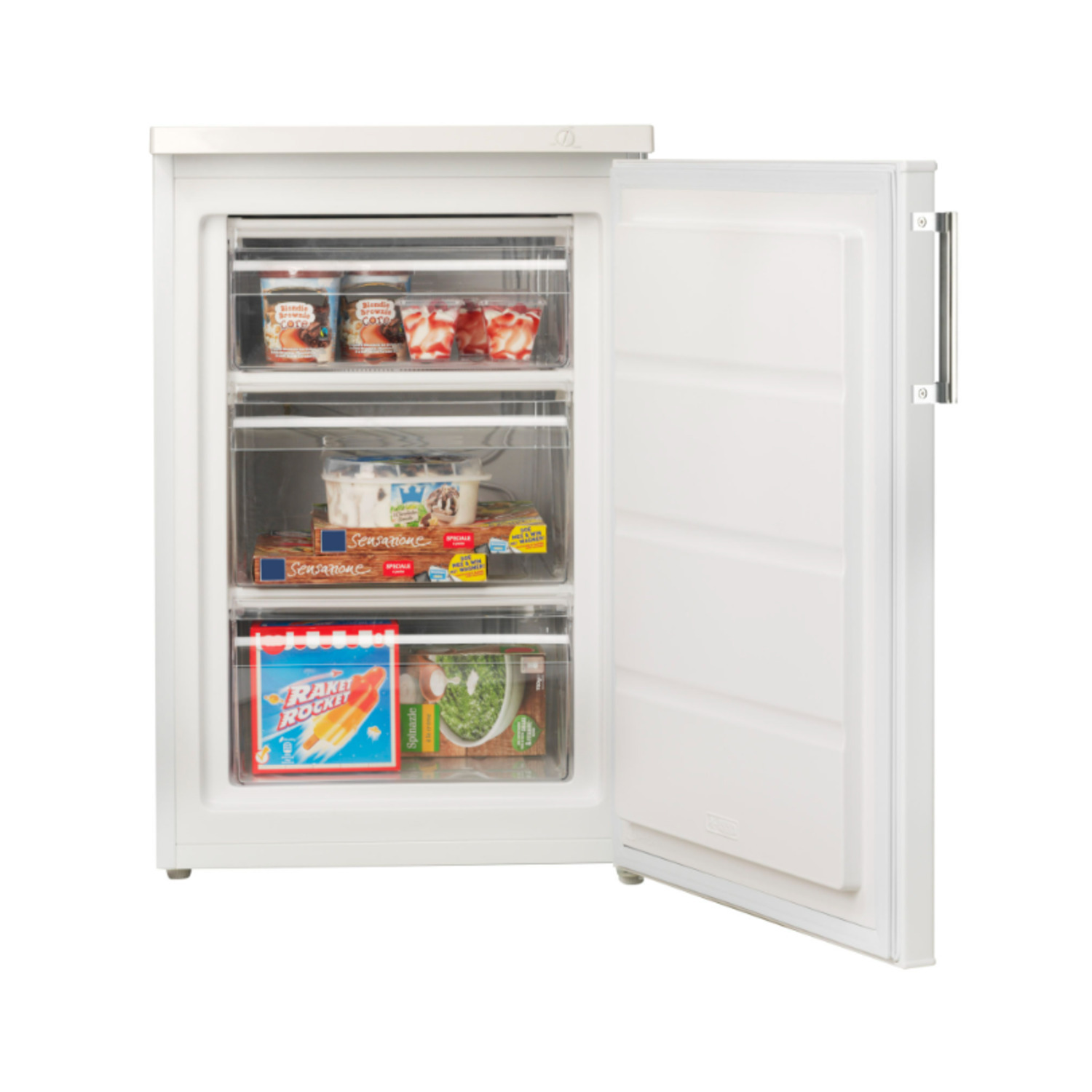 Un congélateur blanc avec sa porte ouverte, révélant des étagères remplies d'aliments surgelés comme de la glace, des légumes et des plats préparés.