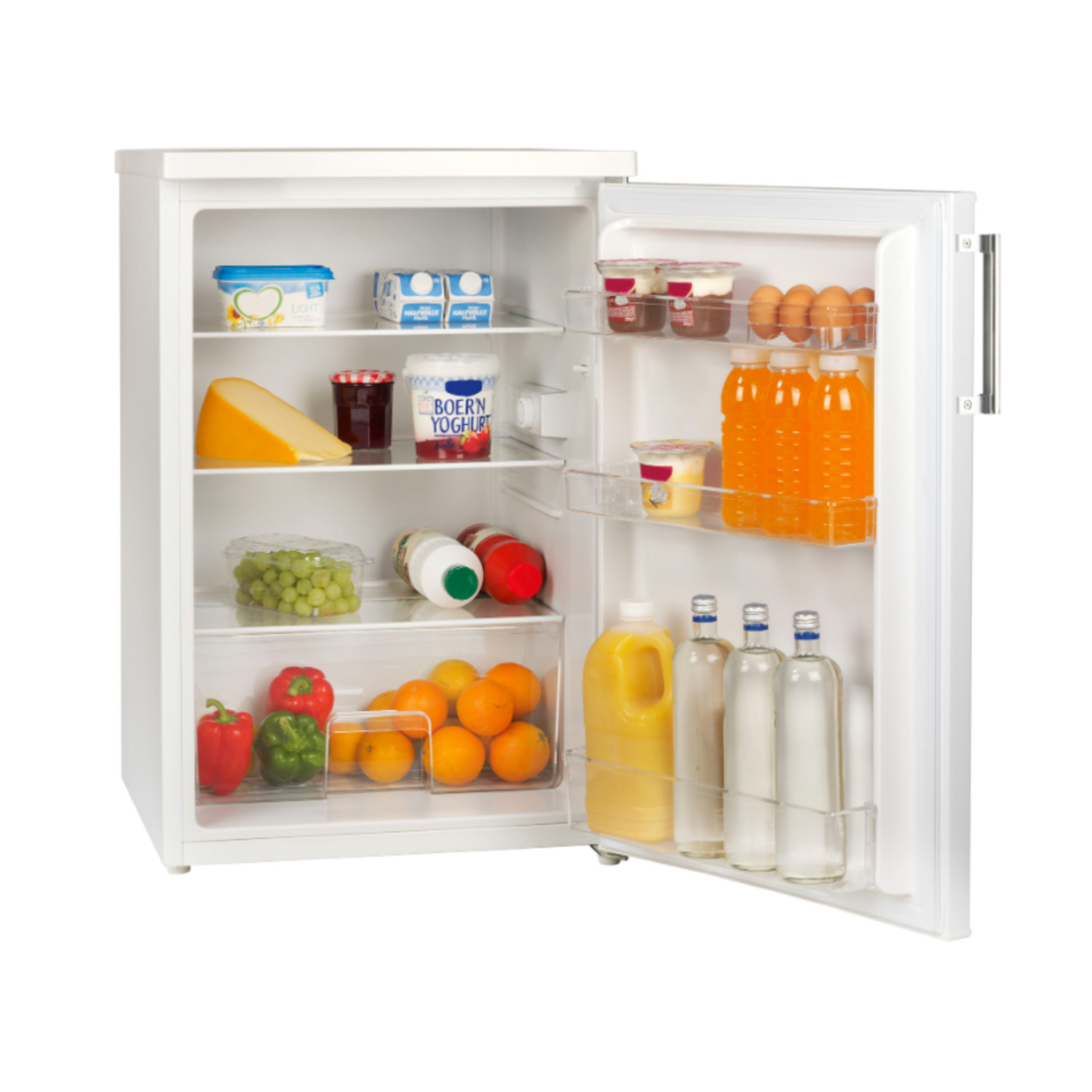Een witte koelkast met een open deur, gevuld met voedsel zoals kaas, yoghurt, fruit en flessen. Sinaasappelsap en waterflessen zijn zichtbaar.