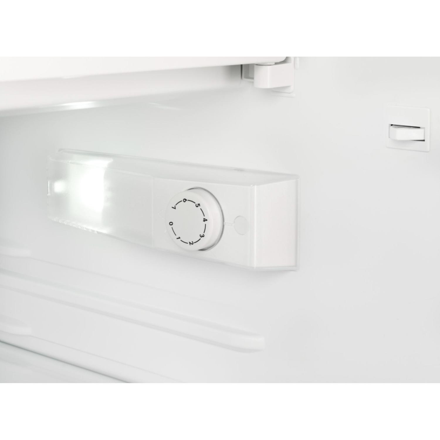 Binnenin een witte koelkast zijn een lamp en een temperatuurknop zichtbaar. De knop staat op 2. Rechts is een schakelaar.