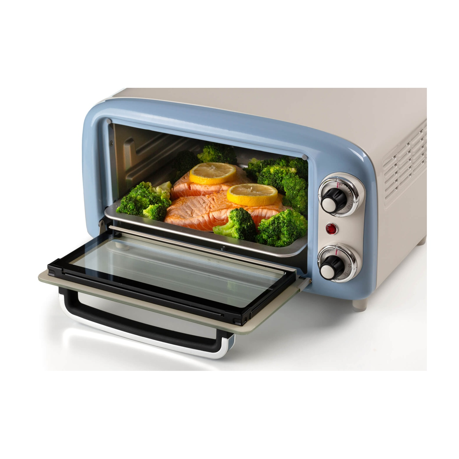 Un forno in stile retrò con esterno blu e crema. All'interno, salmone con fette di limone e broccoli visibili. La porta è aperta.