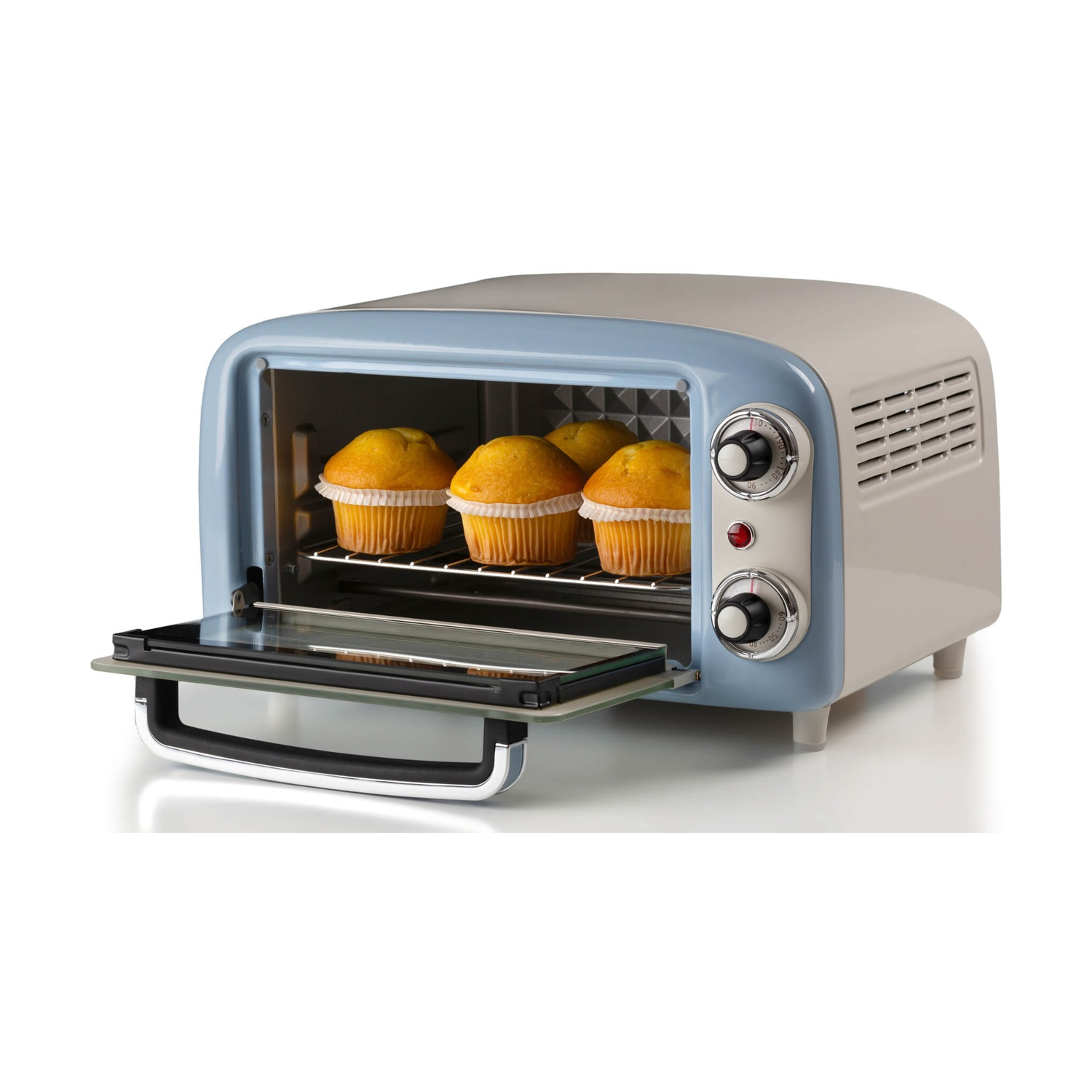 Un forno in stile retrò con la porta aperta, che mostra quattro cupcake all'interno. Il forno è blu e color crema, su sfondo bianco.