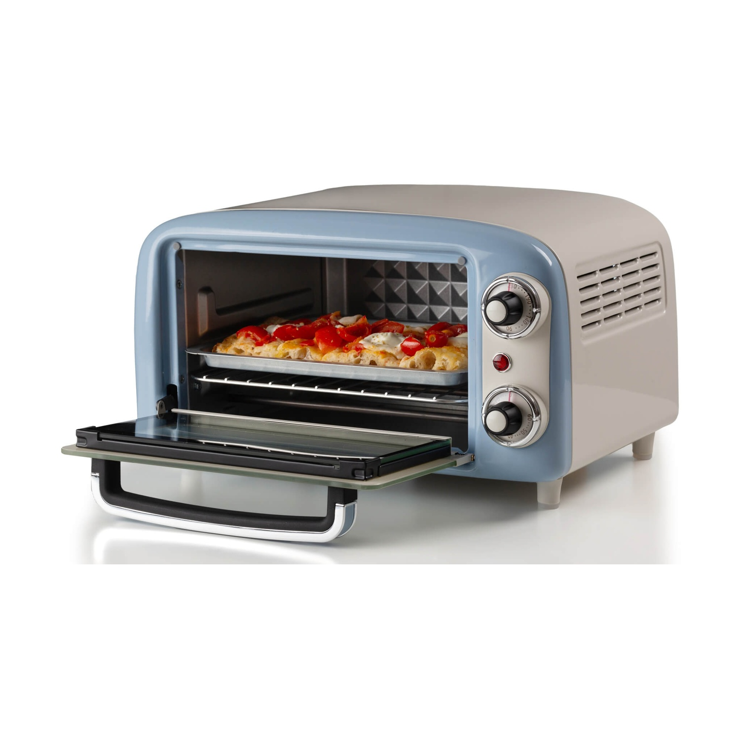 Un forno in stile retrò con la porta aperta, che mostra una pizza con pomodori, formaggio e basilico. Il forno è blu e beige.