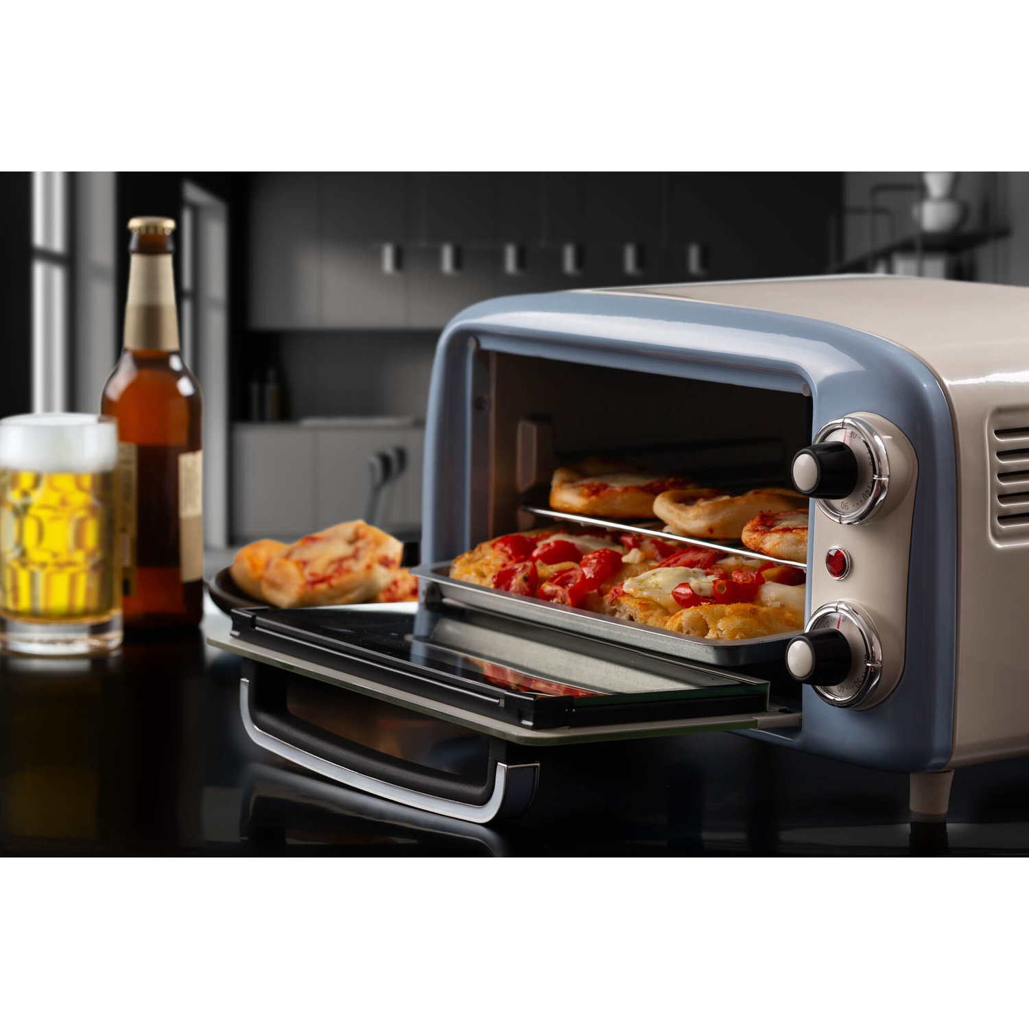 Un forno retrò con pizza all'interno, un bicchiere di birra e una bottiglia. Fetta di pizza su un piatto. La scena è ambientata su una superficie nera.