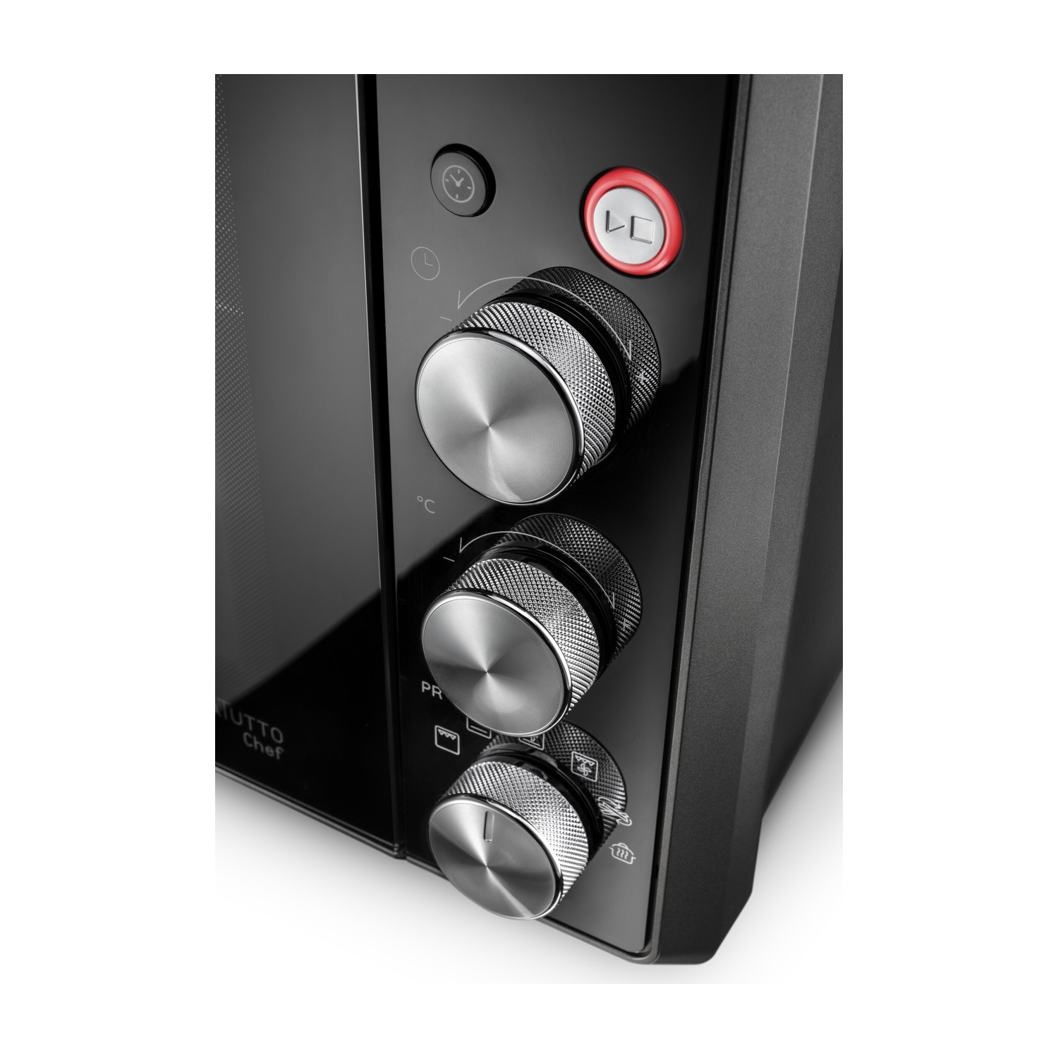 Primo piano di un forno a microonde nero con manopole argentate. Le manopole controllano tempo, temperatura e impostazioni di cottura. Pulsante rosso presente.