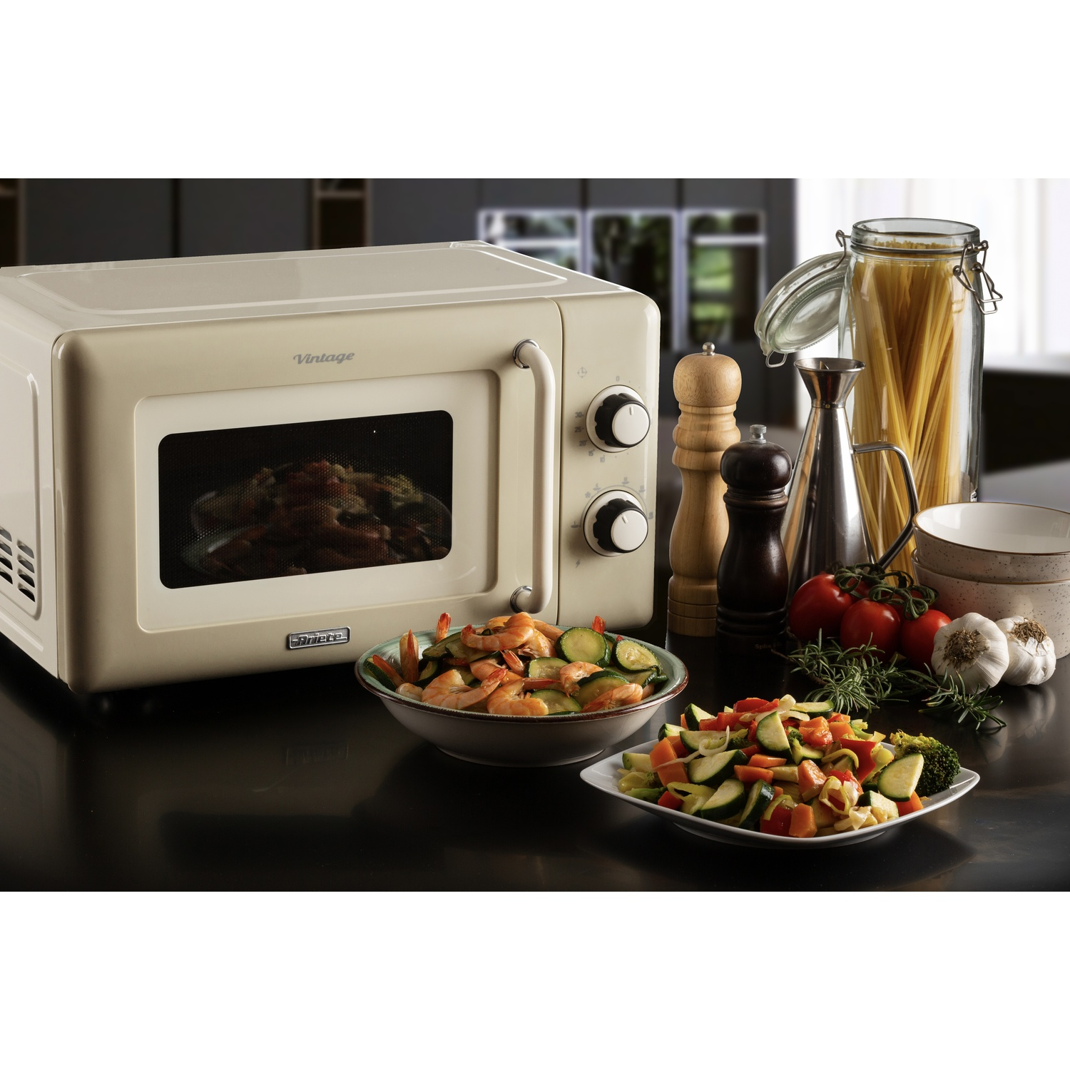 Un forno a microonde vintage con cibo all'interno, ciotole di gamberi e verdure cotti e utensili da cucina.