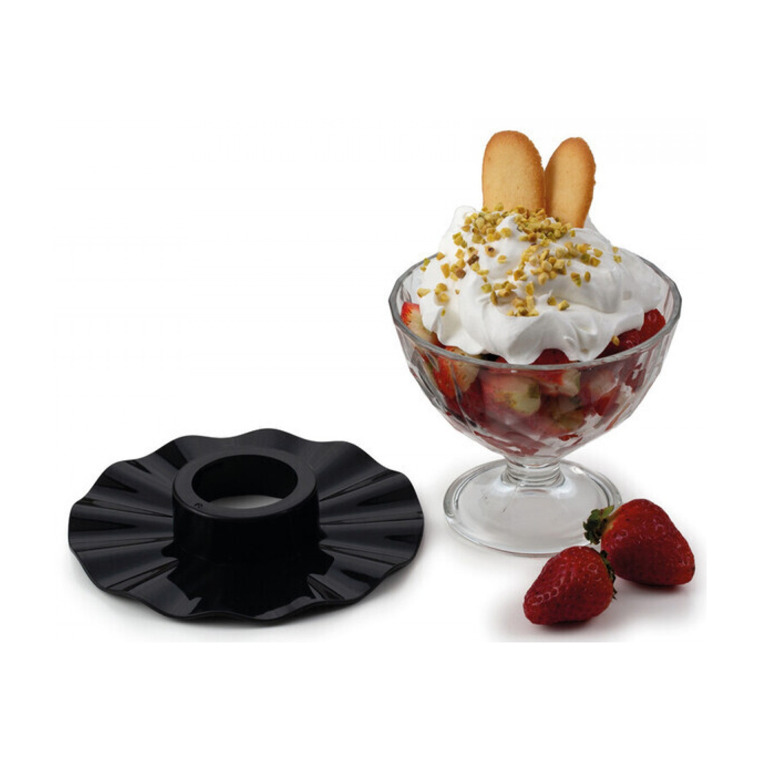 Un dessert in un bicchiere con fragole, panna montata e biscotti. Un oggetto nero e fragole sono nelle vicinanze.