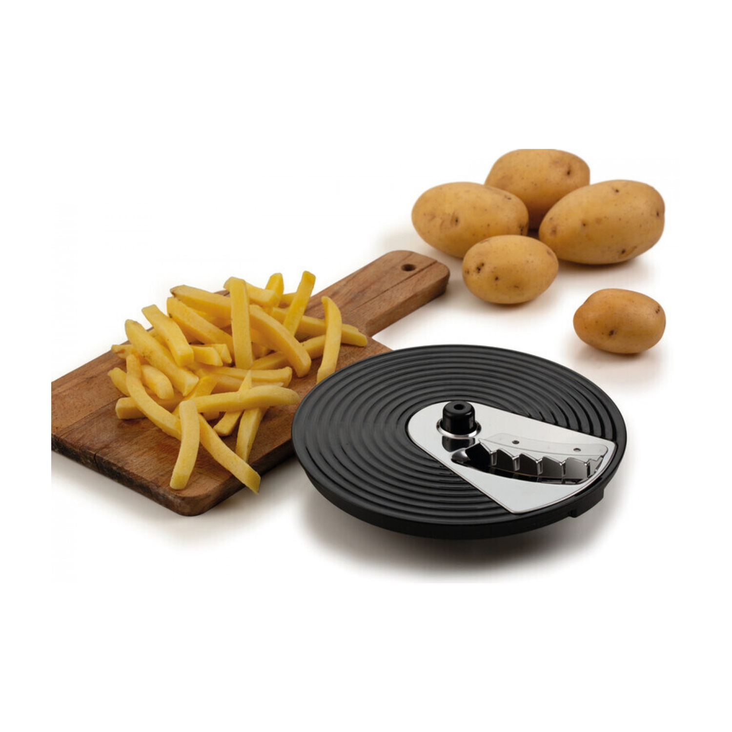L'immagine mostra patatine fritte su un tagliere di legno, patate e una lama nera per robot da cucina. Sfondo bianco.