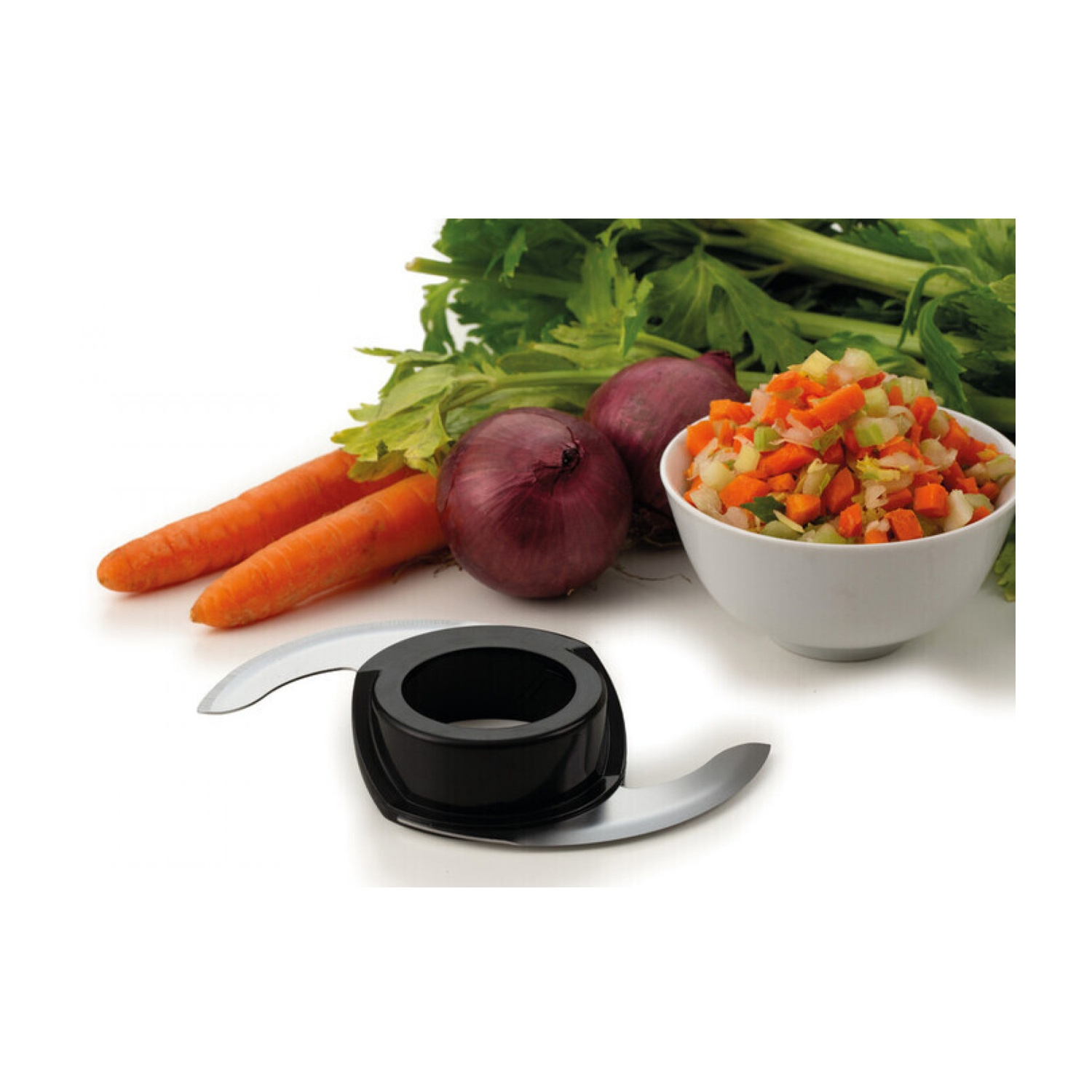 L'immagine mostra una lama di un robot da cucina, carote, cipolle rosse, verdure tritate in una ciotola e sedano su sfondo bianco.