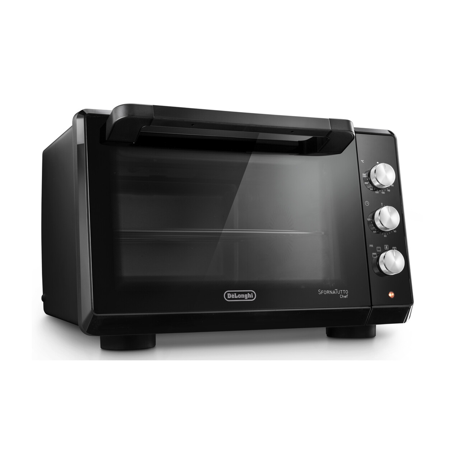 Un forno nero DeLonghi Sfornatutto Chef su sfondo bianco. Ha maniglia, porta a vetri e manopole. Il forno è spento.