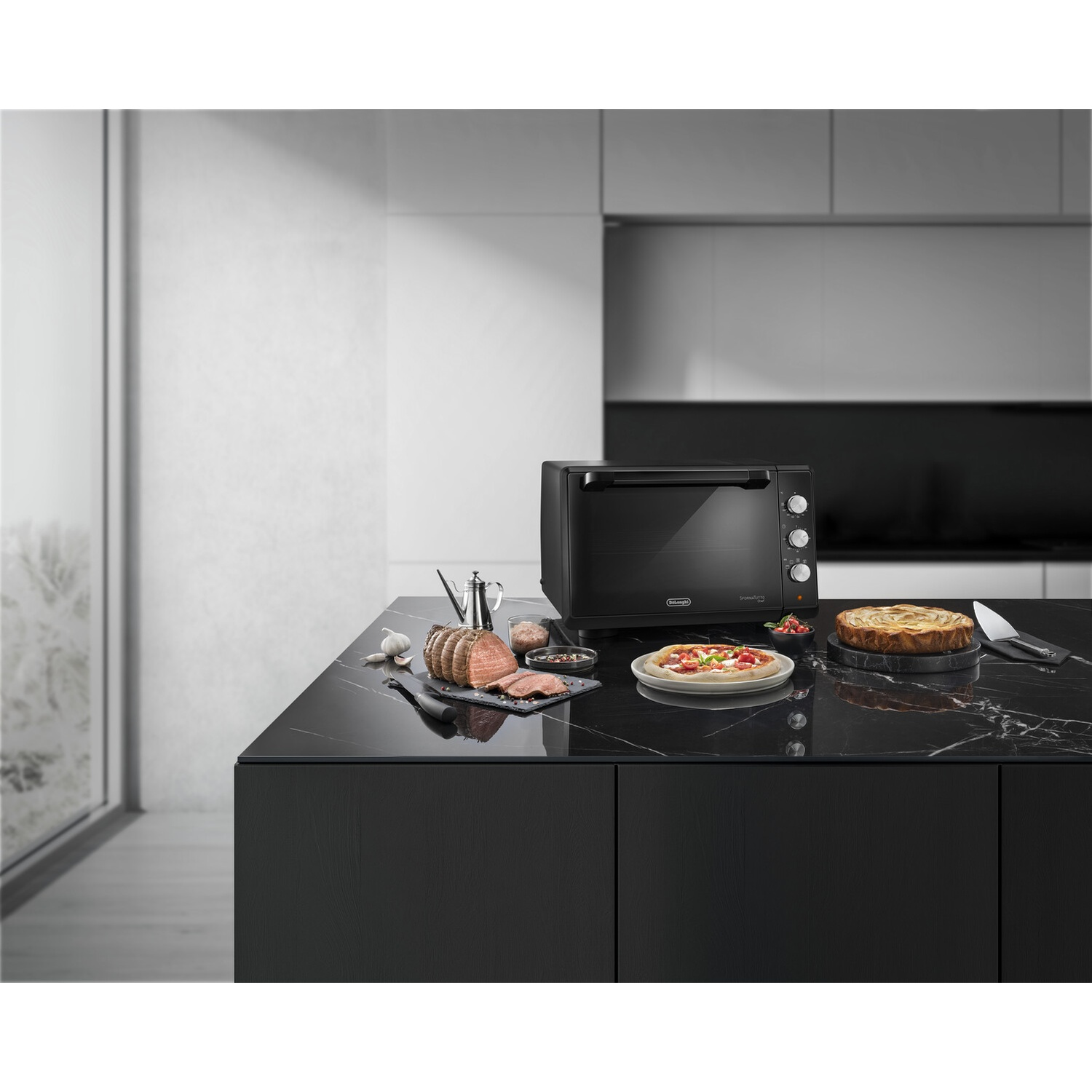 Un forno nero su un piano nero con cibo come pizza e torta. Una scena di cucina con design moderno e cibo.