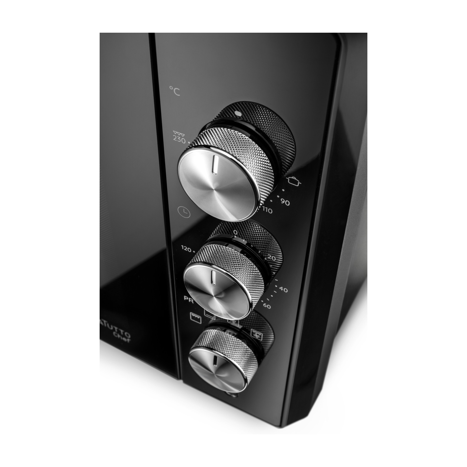 Primo piano di un forno a microonde nero con manopole argentate. Le manopole hanno numeri e simboli. Il forno è su sfondo bianco.