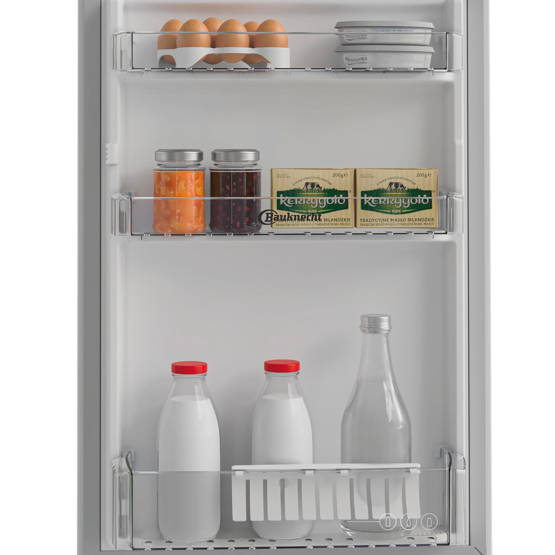 Im Kühlschrank. Eier, Philadelphia-Käse, Kerrygold-Butter, Marmeladengläser, Milchflaschen und eine Wasserflasche sind sichtbar.