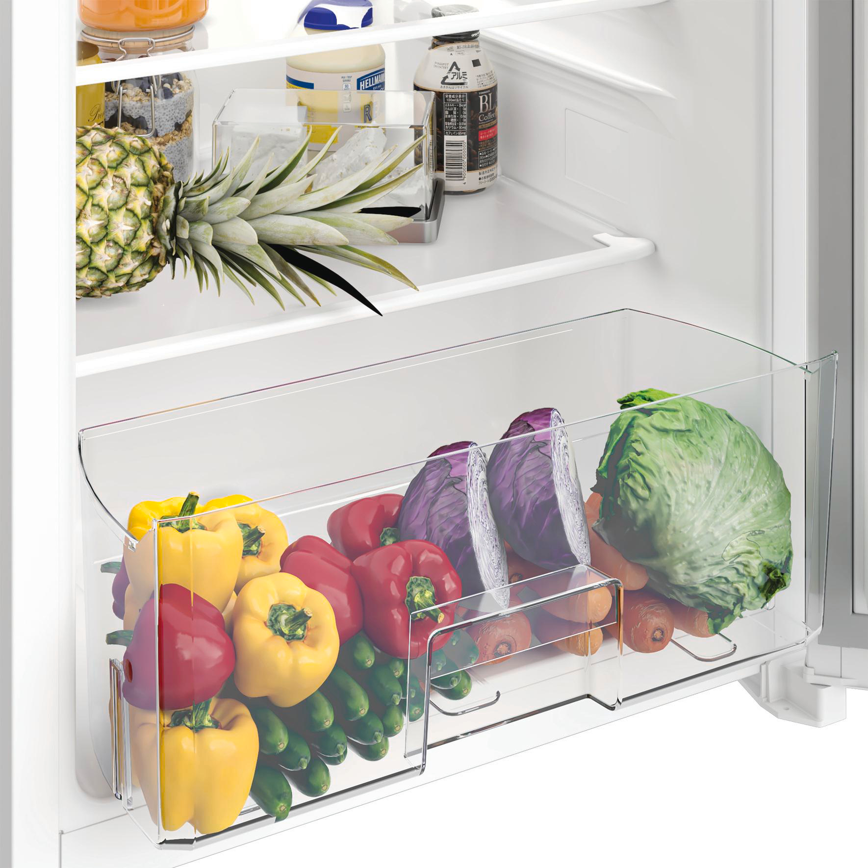 Im Kühlschrank befinden sich Gemüse wie Paprika, Kohl und Karotten in einer durchsichtigen Schublade. Ananas und andere Gegenstände stehen auf Regalen.