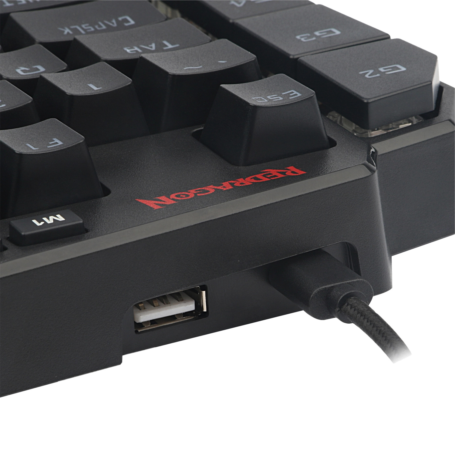 Zbliżenie czarnej klawiatury Redragon. Widoczne klawisze to Esc, G2 i F1. Po boku znajduje się port USB i kabel.