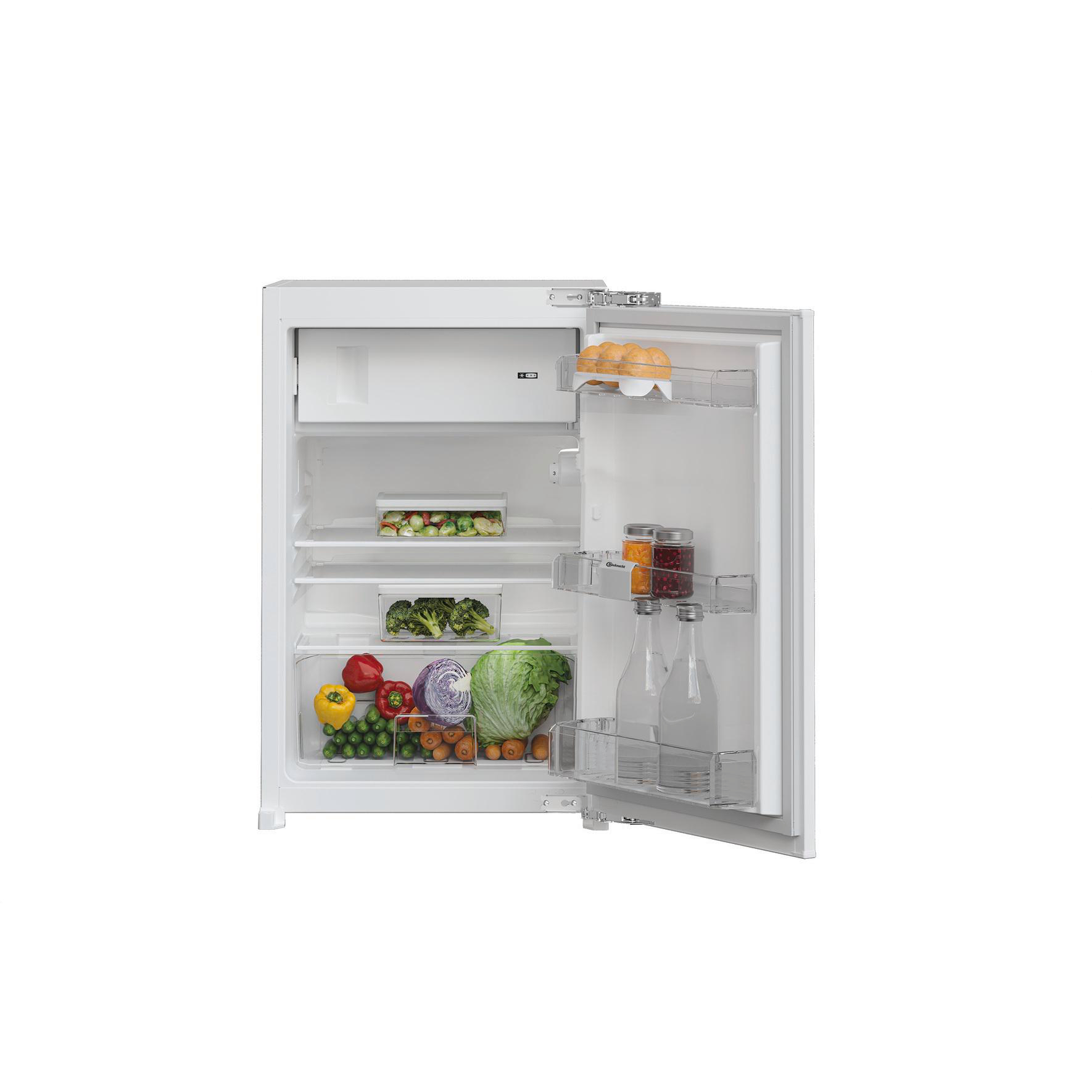 Ein weißer Kühlschrank ist geöffnet, gefüllt mit Gemüse, Obst, Brot, Gläsern und Flaschen. Der Innenraum ist hell beleuchtet.